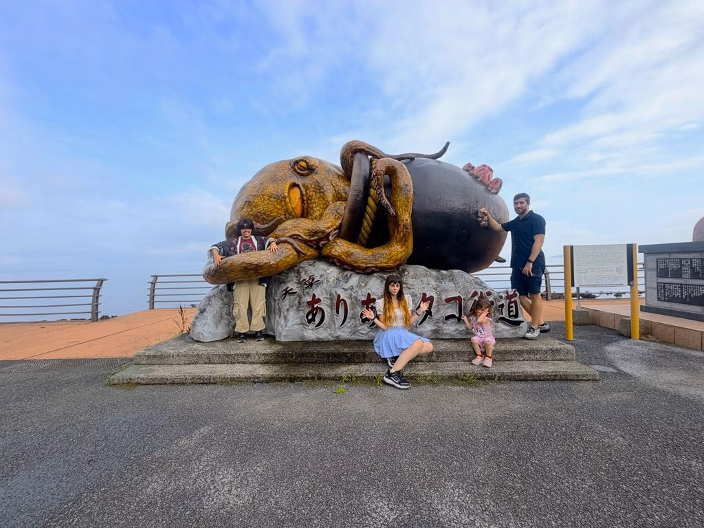 tako road cerca de la estatua de jinbe de one piece